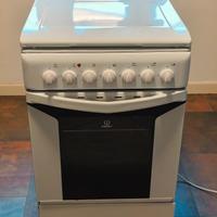 Cucina Indesit 4 fuochi con forno elettrico