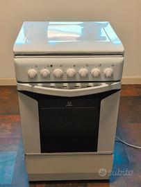 Cucina Indesit 4 fuochi con forno elettrico