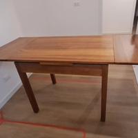 Tavolo in legno massello di noce