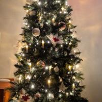 Albero di Natale con addobbi e luci