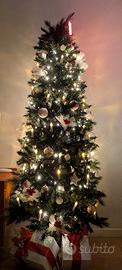 Albero di Natale con addobbi e luci