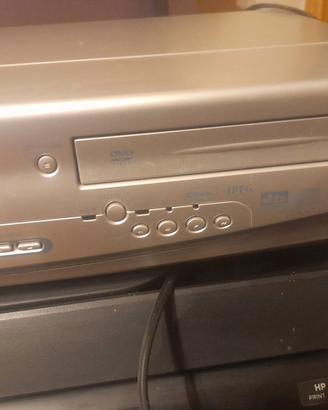 Lettori DVD , CD e videocassette.