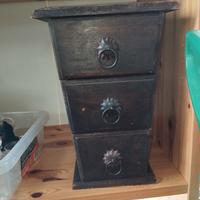 Piccola cassettiera inegno orientale 