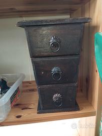 Piccola cassettiera inegno orientale 