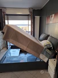 letto matrimoniale con reti a doghe e cassettone