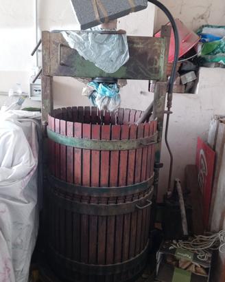 attrezzatura enologica per fare il vino e cantina 