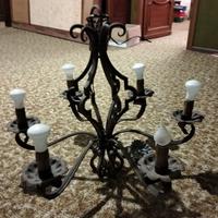 Lampadario in ferro battuto.