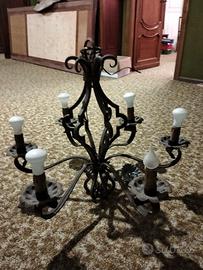 Lampadario in ferro battuto.