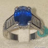 Anello platino diamanti baguette e zaffiro blu