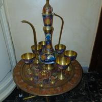 tavolino con coppe in ottone 