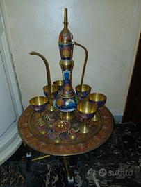 tavolino con coppe in ottone 
