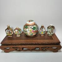 Set di vasetto e bottiglie orientali 