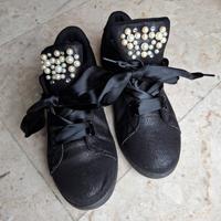 Sneakers nere con perle e strass