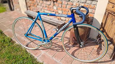 Pinarello Galileo contro pedale Campagnolo