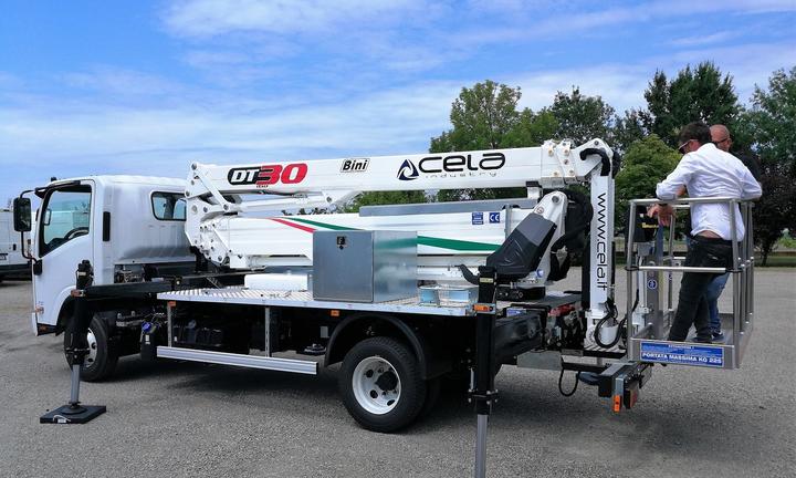 Piattaforma aerea autocarrata CELA DT 30 metri