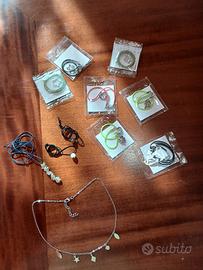 Lotto di braccialetti e collanine