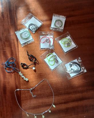 Lotto di braccialetti e collanine