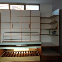 Cameretta a soppalco con scrivania e letto