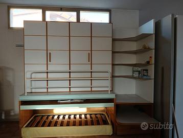 Cameretta a soppalco con scrivania e letto