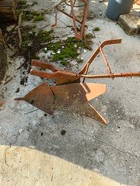 Aratro manuale d'epoca per buoi