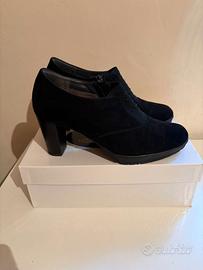 Tronchetti in camoscio con tacco n.38