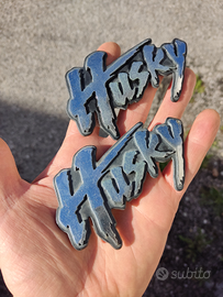 Logo Husky fender trim emblema