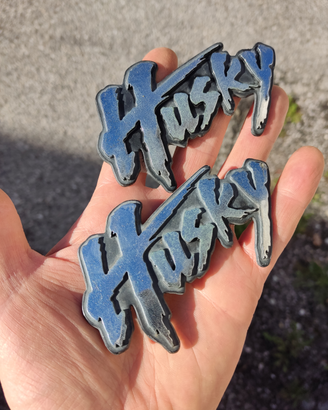 Logo Husky fender trim emblema
