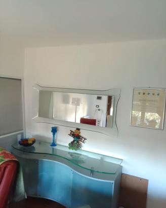 Credenza e specchio