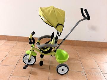 Triciclo con controllo di guida dell'accompagnator