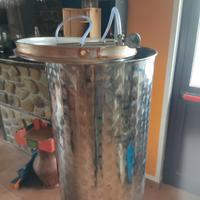 Botte in acciaio per vino.