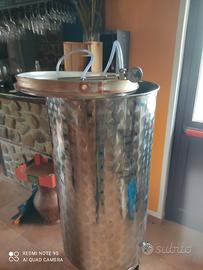 Botte in acciaio per vino.