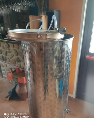Botte in acciaio per vino.