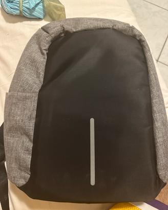 Zaino con molte tasche