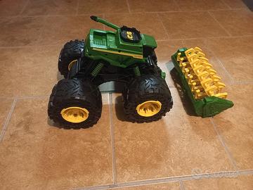 Mietitrebbia John Deere Monster Truck