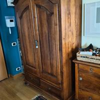 Armadio vintage in legno massello stile provenzale