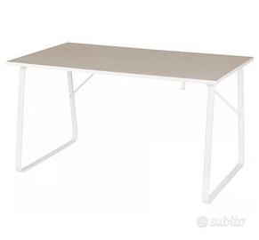 Scrivania gaming IKEA con passacavi e gancio