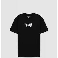 maglietta nera con stampe bianche e viola