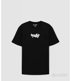 maglietta nera con stampe bianche e viola