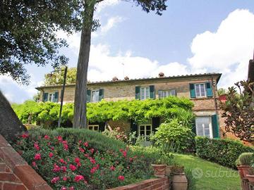 Rustico / Casale di 500 m² con più di 5 locali e b