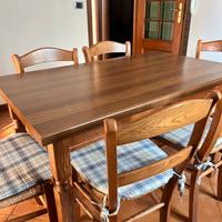Tavolo e 6 sedie di legno