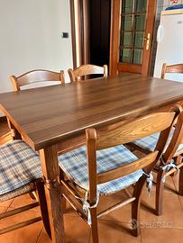 Tavolo e 6 sedie di legno