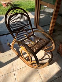 Sedia a dondolo vintage in legno e midollino