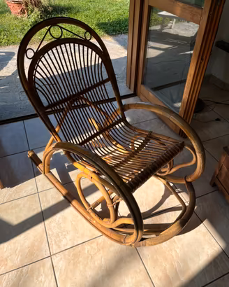 Sedia a dondolo vintage in legno e midollino