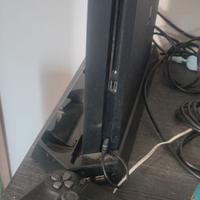 PS4 con base e controller