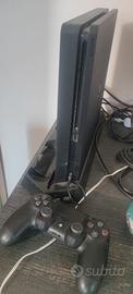 PS4 con base e controller