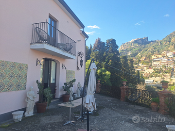 Intera villa a taormina