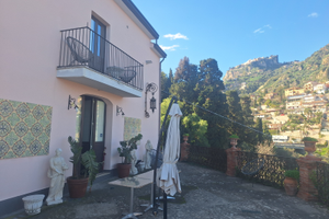 Intera villa a taormina