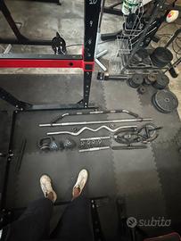 Attrezzatura palestra - bilancieri, manubri…