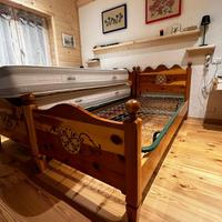 Due letti gemelli in legno stile alpino