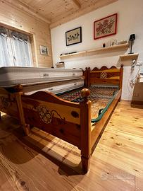 Due letti gemelli in legno stile alpino